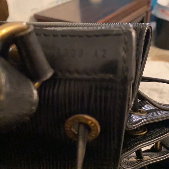 Authentic Louis Vuitton Neo Epi GM - Picture 4 of 9